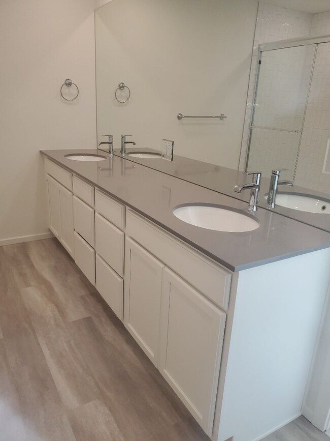 Building Photo - Exquisite 3 Bed 2.5 Bath Single Family Home
