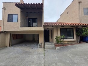 Building Photo - Beautiful 3 Bed, 2 Bath condo with 2 car garage & laundry