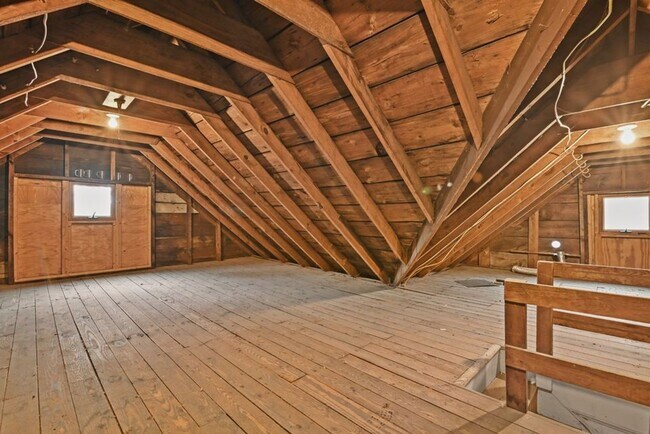 Building Photo - Newly Renovated 4-Bedroom House with Moder...