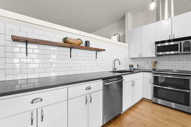 Building Photo - Portal Condominiums ~ Queen Anne