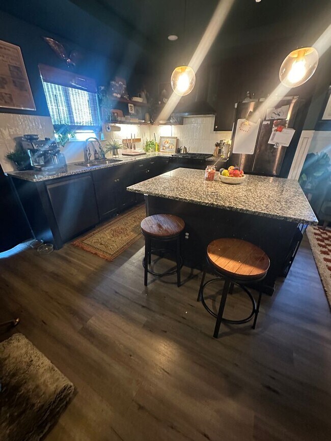 Building Photo - Beautiful 3 bedroom 2 bathroom in a wonder...