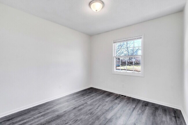 Building Photo - Spacious 4BR, 2BA Tri-Level Home with versatility and flexibility.  $1675 /mo rent***