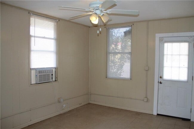 Building Photo - 906 Haysel St