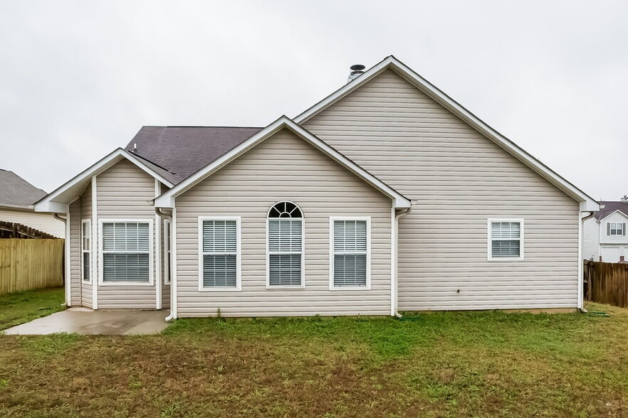 Building Photo - 5275 Yellow Pine Dr