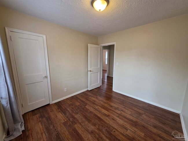 Building Photo - 203 SE Syrcle Dr