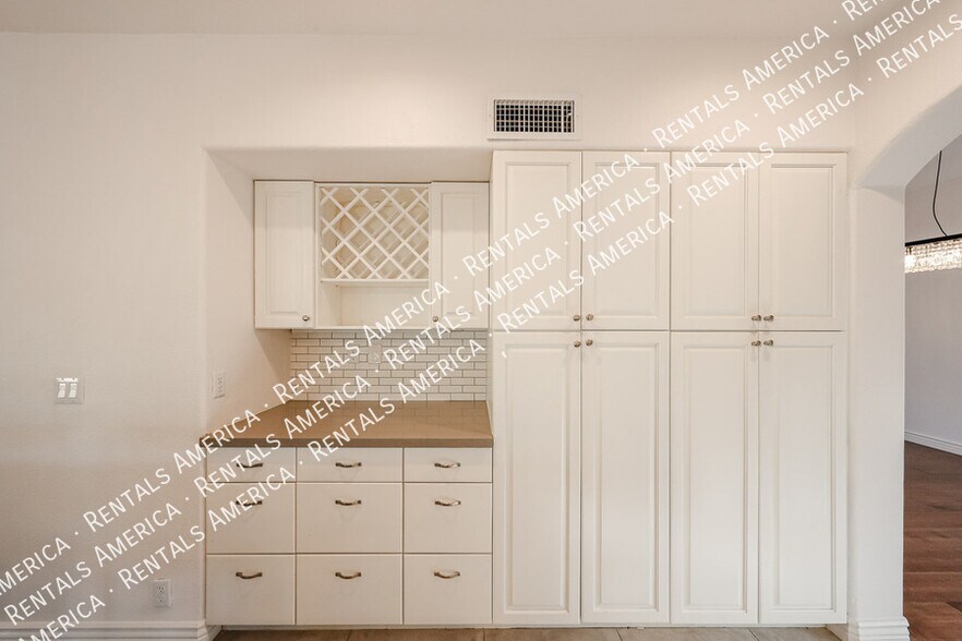 Building Photo - 5444 E Grovers Ave