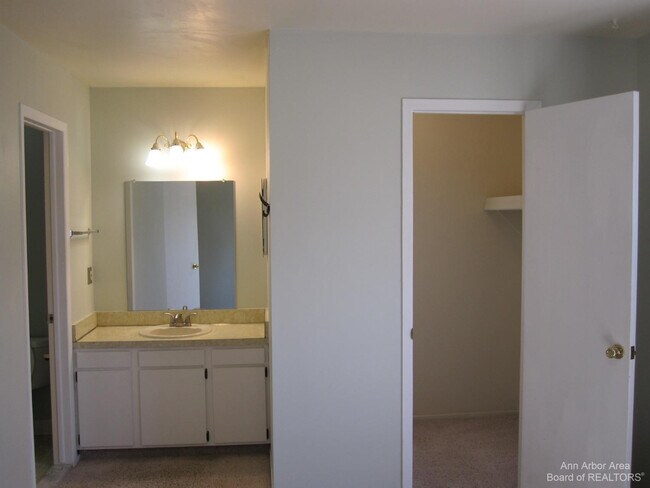 Building Photo - 3238 Alpine Dr