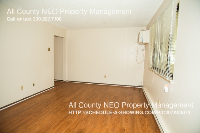 Building Photo - 737 Center Ave