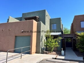 Building Photo - Three Bedroom Townhouse