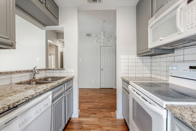 Building Photo - 1 Bed, 1 Bath condo near Lower Greenville!