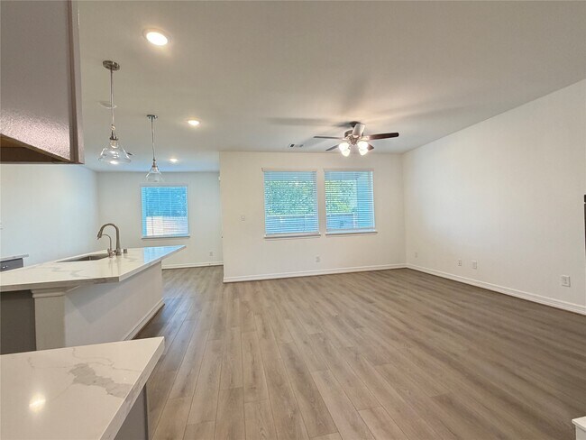 Building Photo - 32011 Sweet Pea Mdw Dr