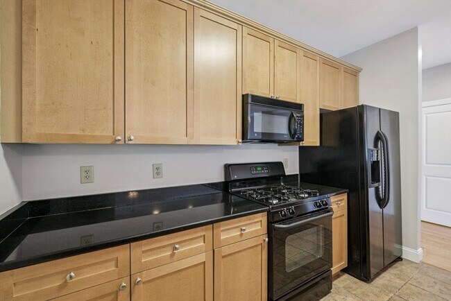 Building Photo - 527 Pawtucket St