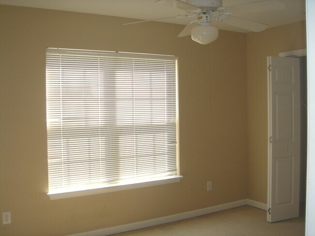 Building Photo - Student friendly! Large 5 BR, near WB and UNCW fireplace,  2 car garage , deck