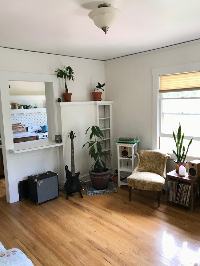 Building Photo - One Bedroom In 4-Plex Close To Chautauqua ...