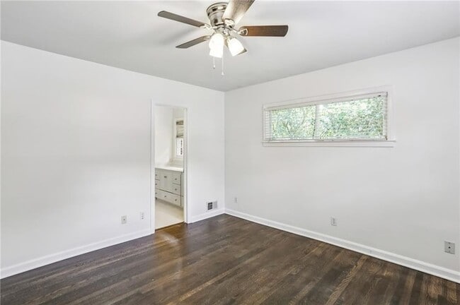 Building Photo - 2581 Sharondale Dr NE