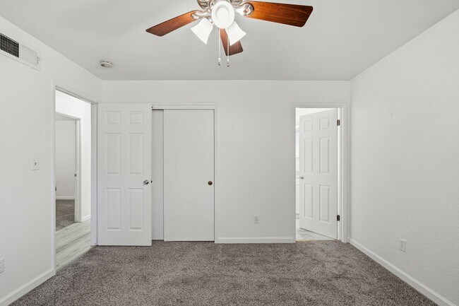 Building Photo - 2025 Sweetwater Dr