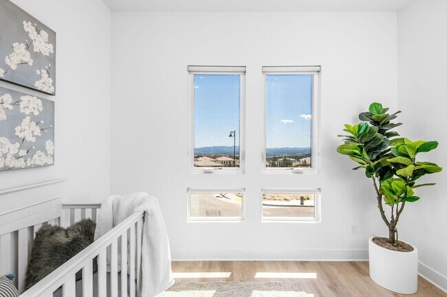 Building Photo - Fantastic 5 bed 4.5 bath with Pool in Porter Ranch !