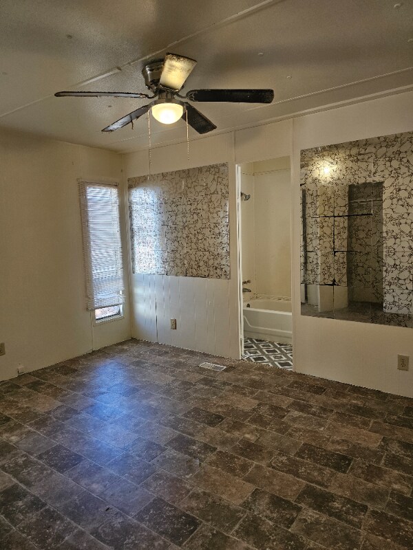 Building Photo - 413 Miller St