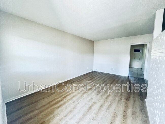 Building Photo - 115 7th Ave N