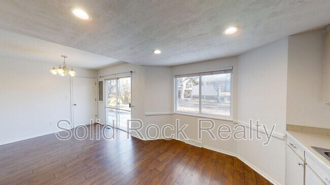 Building Photo - 4811 Villa Cir
