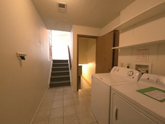 Building Photo - Spacious Tri-Level Home in Lafayette