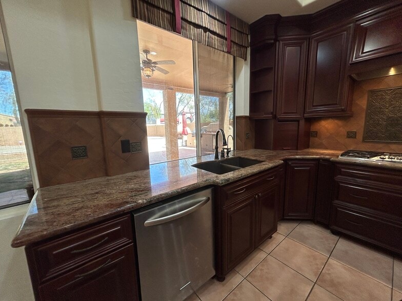 Building Photo - 9885 S La Rosa Dr