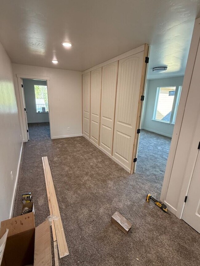 Building Photo - 504 S 5th St