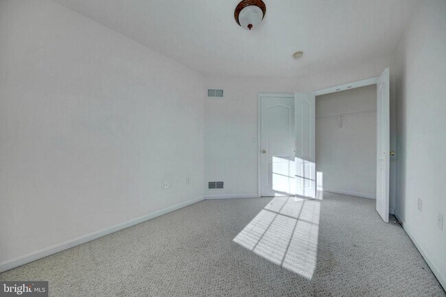 Building Photo - 5 Shady Tree Ct