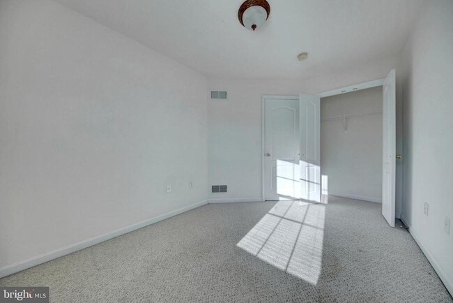 Building Photo - 8 Shady Tree Ct