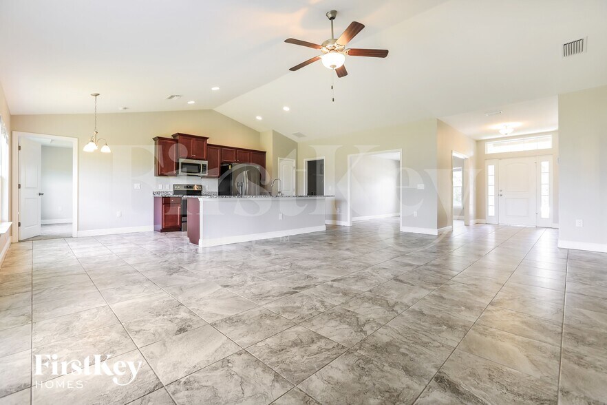 Building Photo - 282 Franca St