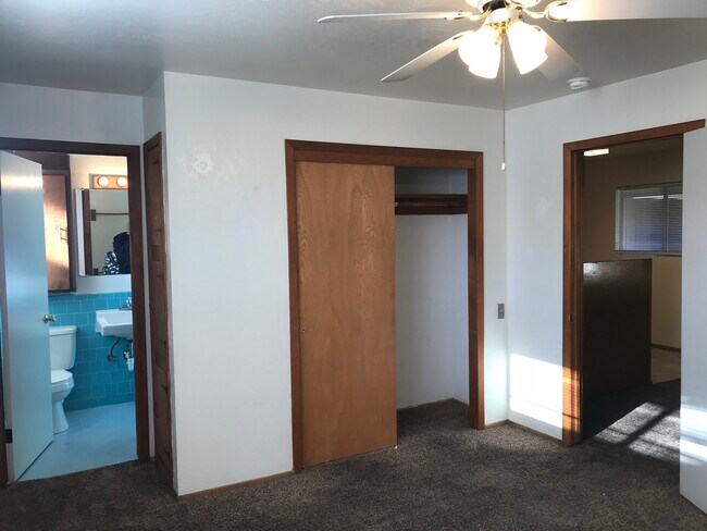 Building Photo - 1391 E Lindo Ave