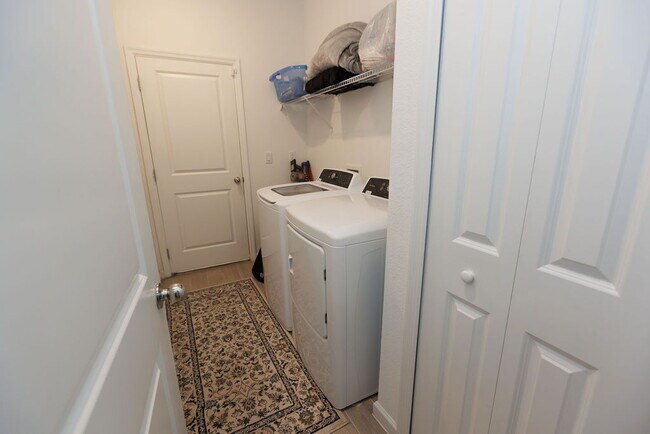 Building Photo - 4 Bedroom 2 Bath home for rent with beauti...