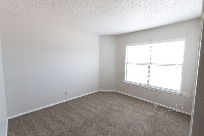 Building Photo - GREAT 2-STORY FLOOR PLAN W/COUNTRY STYLE F...