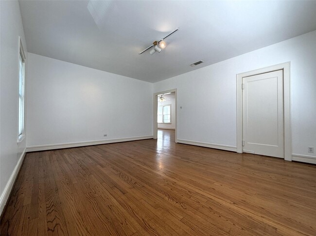 Building Photo - 2311 Wroxton Rd