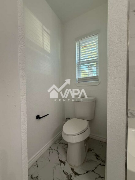 Building Photo - 302 Bonair Dr