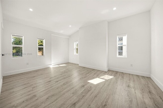 Building Photo - 3166 Royal Palm Ave