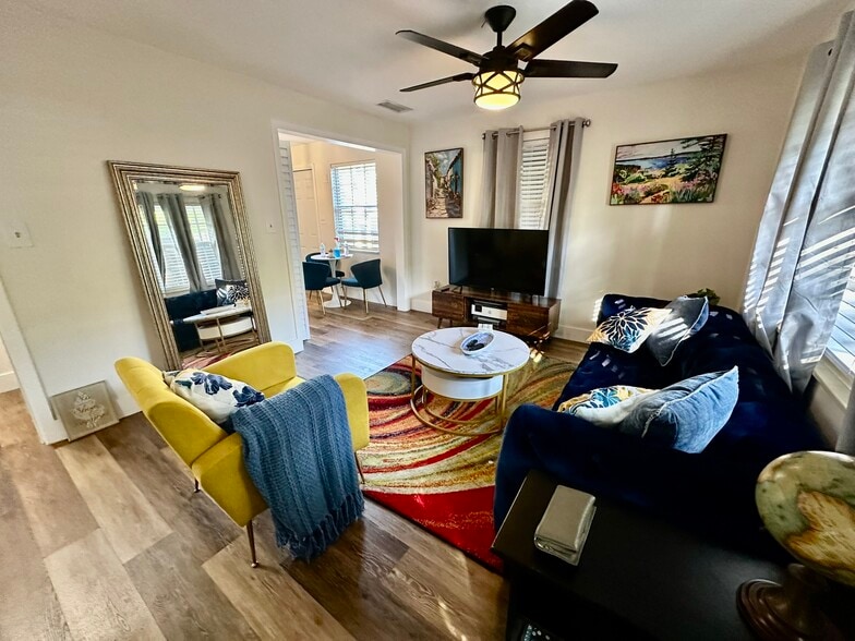 Building Photo - 1712 NE 5th Ct