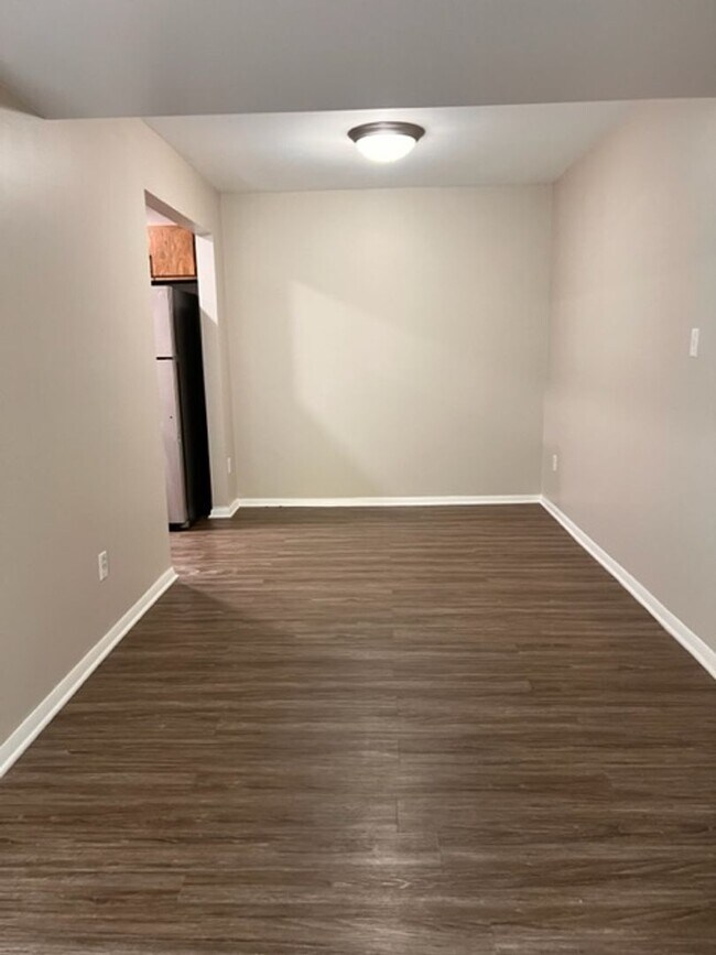 Building Photo - Spacious 1-Bedroom Apartment for Rent in C...
