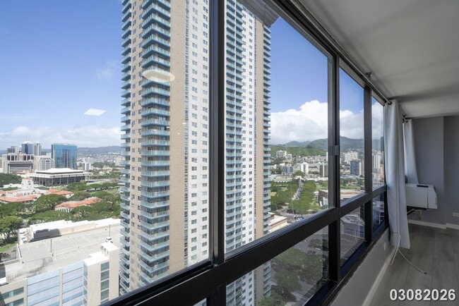 Building Photo - $3,500 / 2br - 896ft2 - Renovated and Modern 2BR/2BA/1PKG unit in the Royal Capito