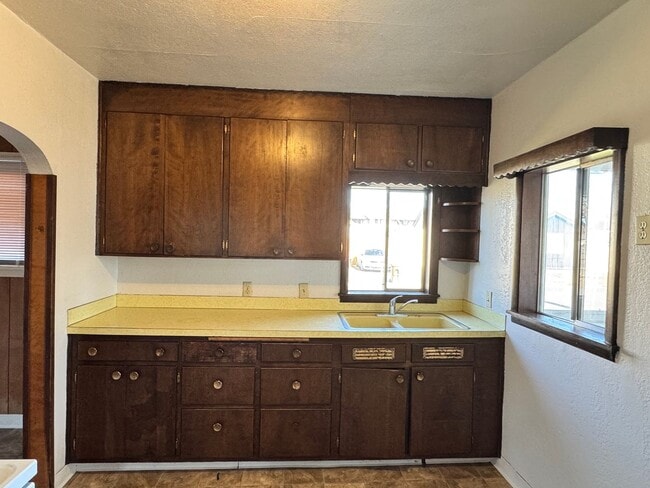 Building Photo - Large 3 br near YVCC