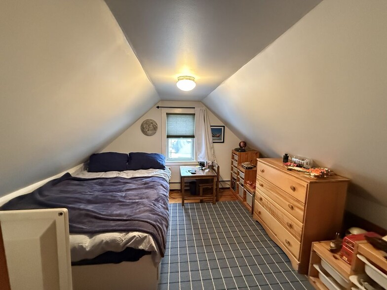 Building Photo - 1 Carlton St