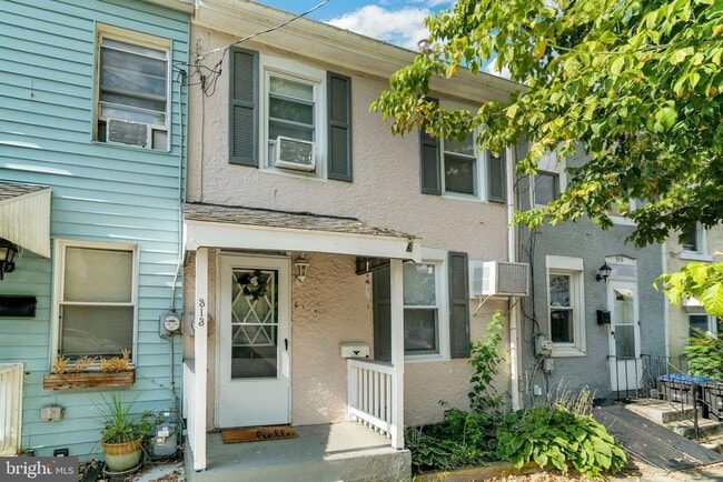 Primary Photo - Spacious 3-Bedroom Home with Deck and Bonu...