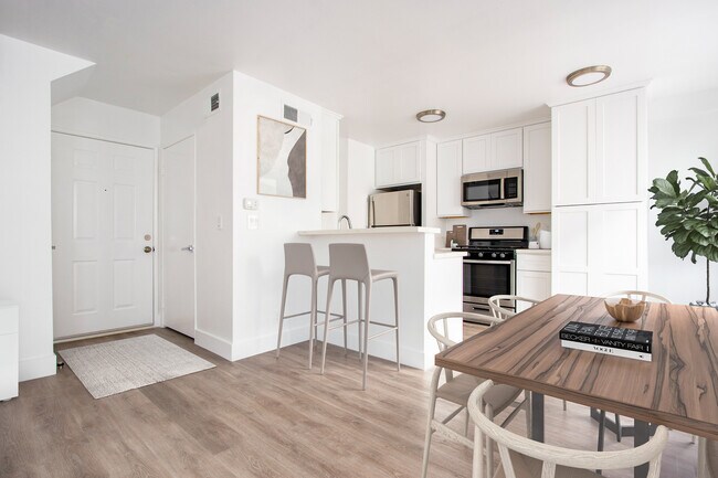 Building Photo - 1441 S Bedford St