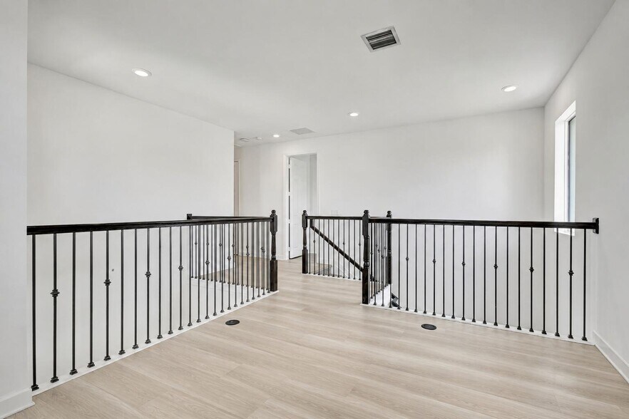 Building Photo - 1000 Sterling Pine Pl