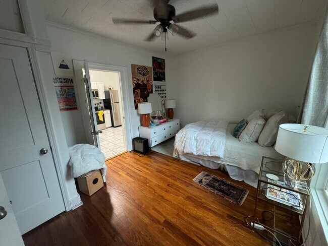 Building Photo - SHORT DISTANCE TO DOWNTOWN AND SANFORD STADIUM