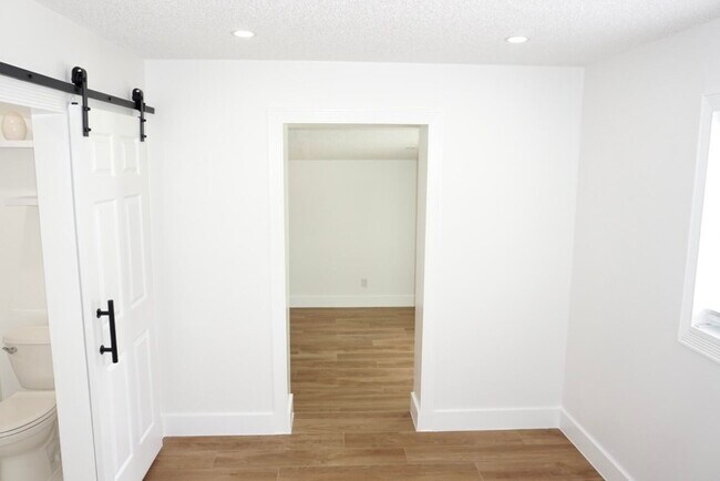 Building Photo - 403 Pinegrove Ave