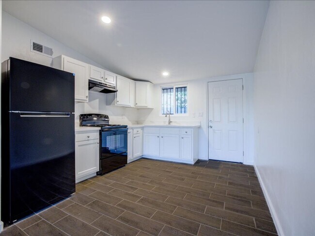 Building Photo - Fully Remodeled 2 Bedroom Home – Modern Co...