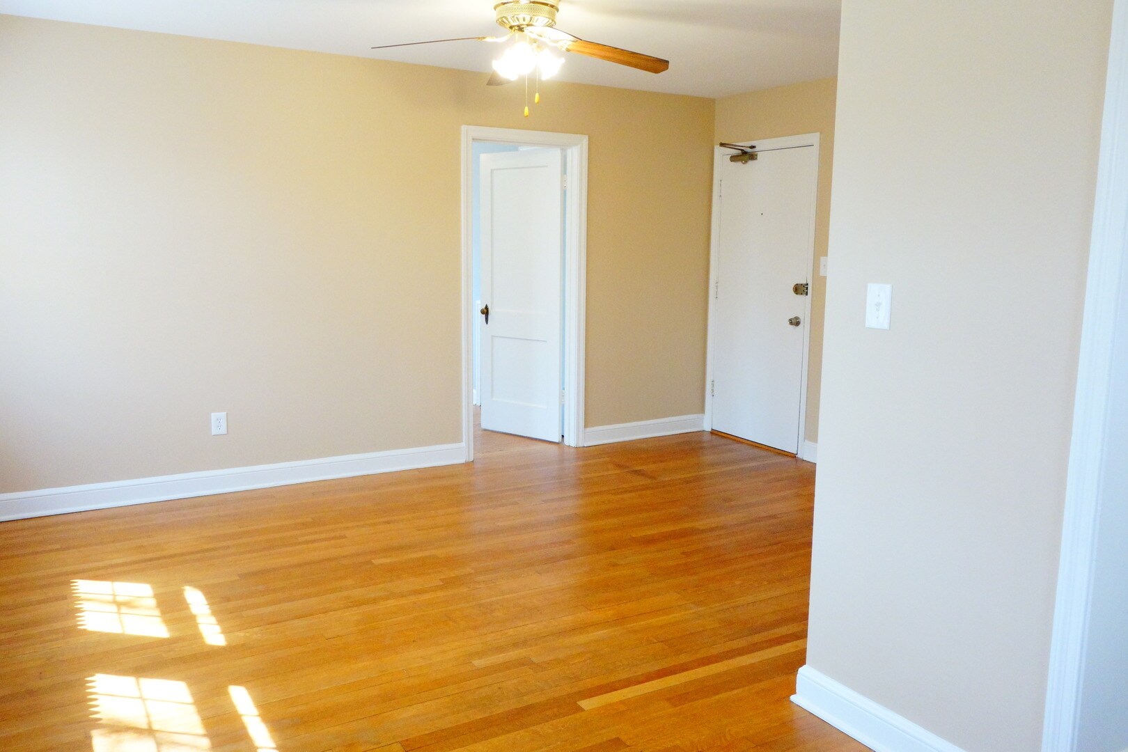 Building Photo - Beautifully Updated Apartments in a Quiet Garden-Style Building