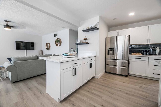 Building Photo - AMERICANA Property Mgmt - Fully furnished ...