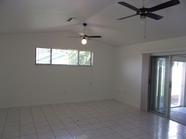 Building Photo - 2261 Maximilian Ave
